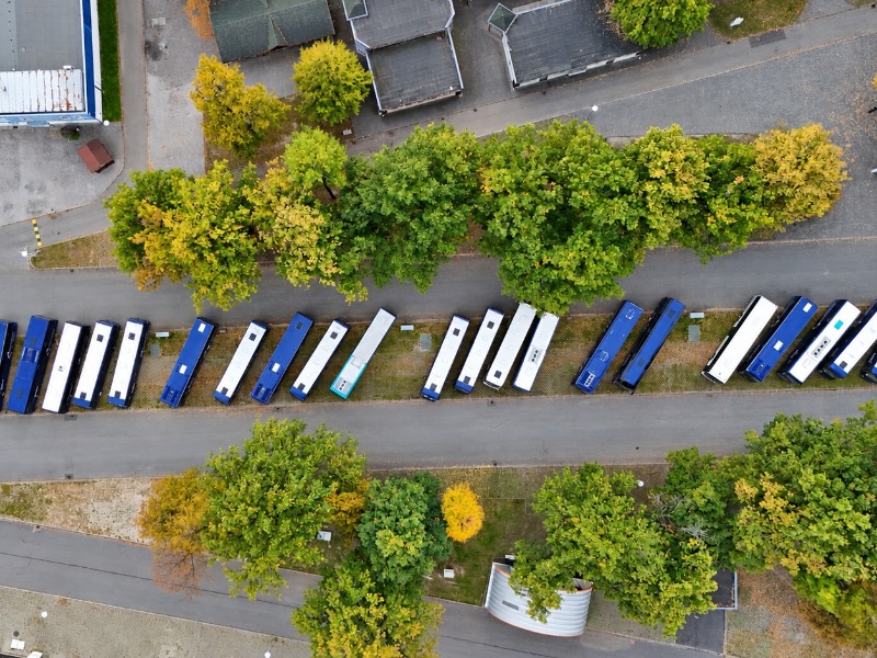 Dvěma tucty autobusů na oslavu 30. výročí